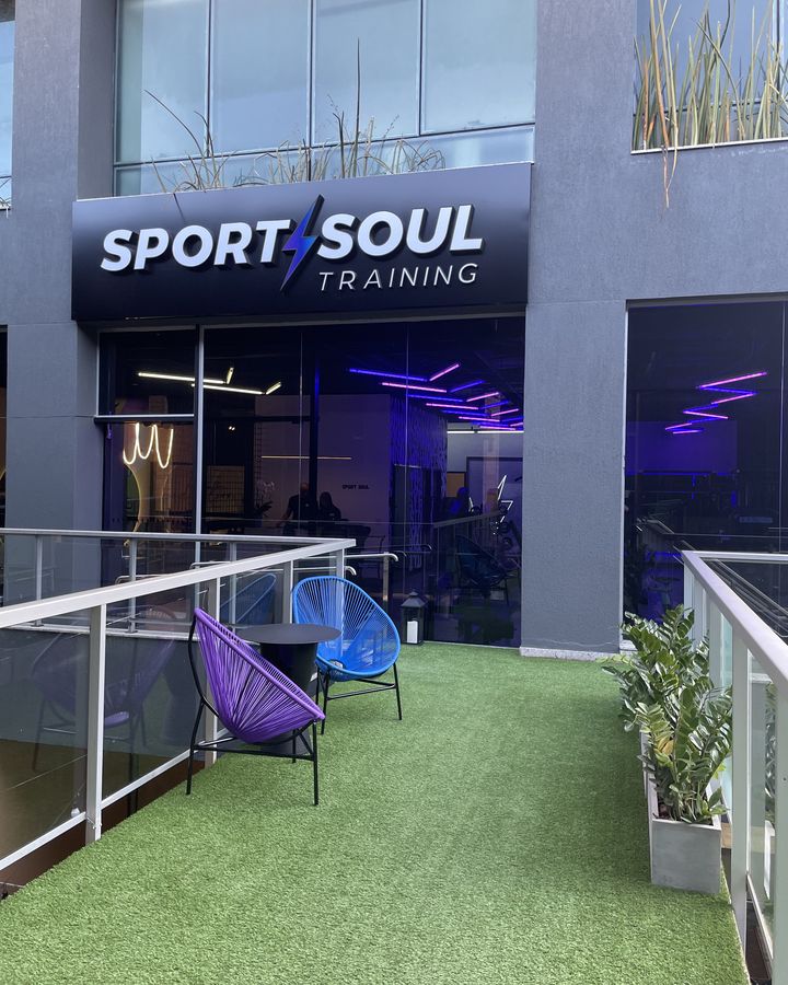 Entrada com grama e o letreiro Sport Soul