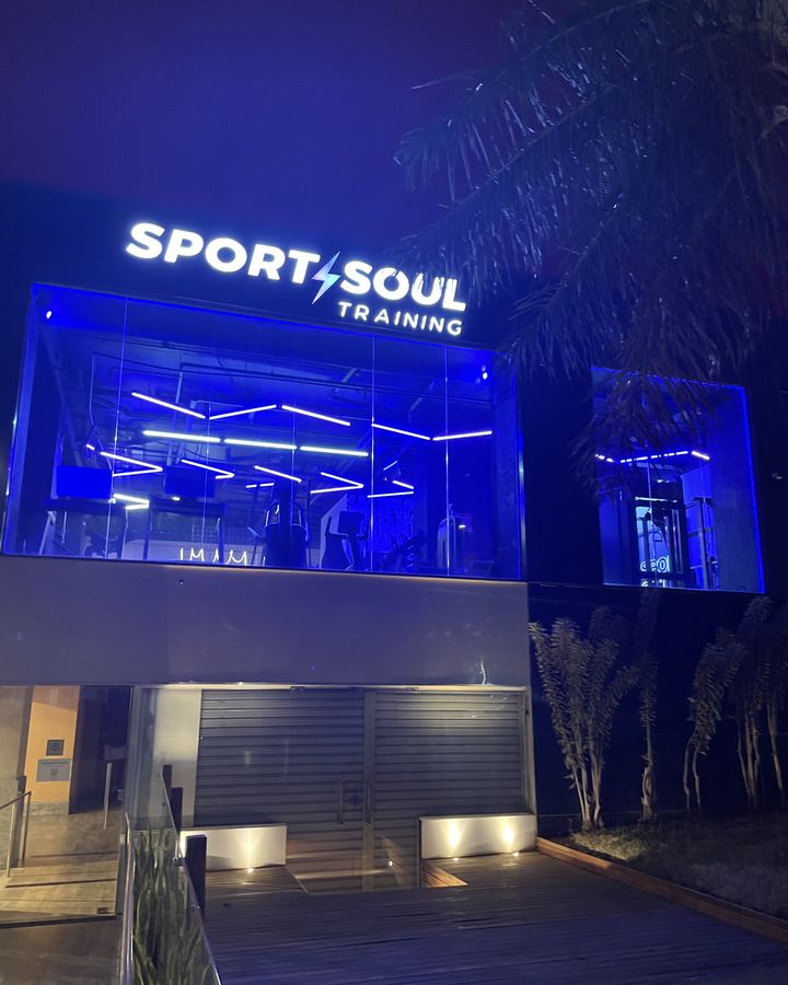 Fachada iluminada à noite