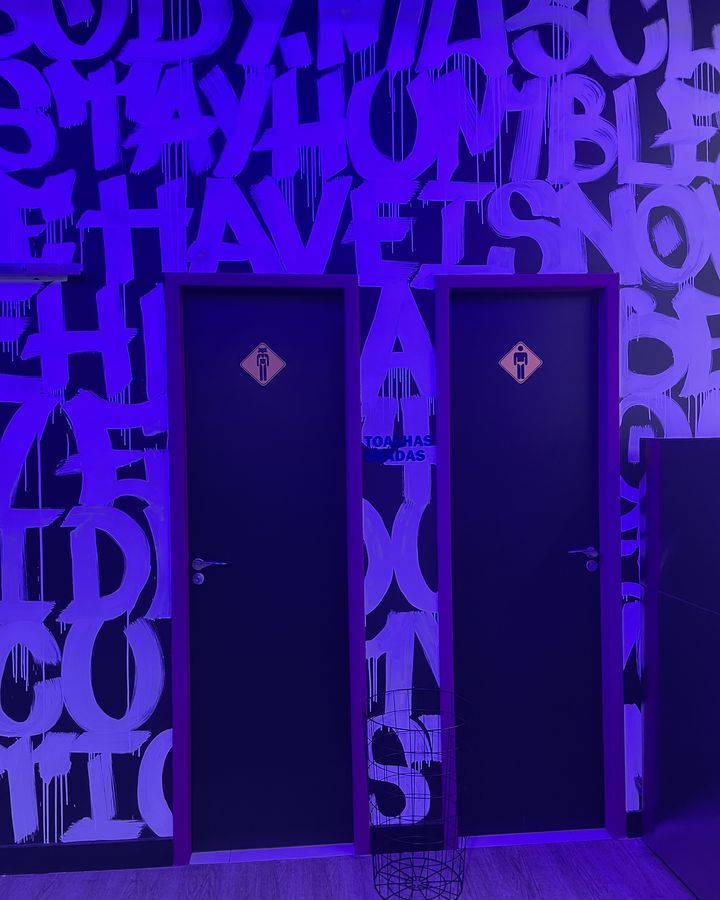 Mural de letras na parede do salão
