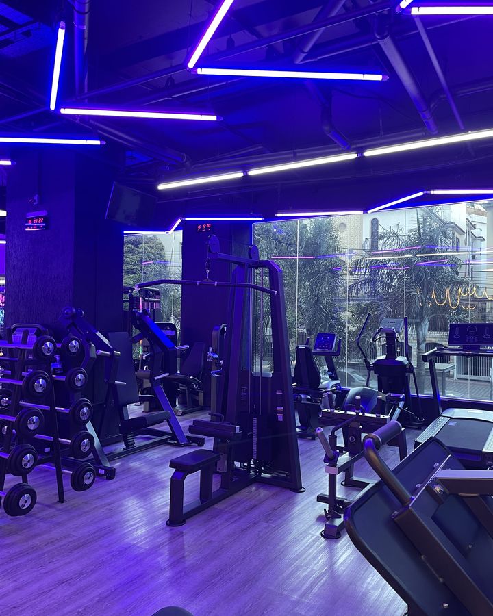 Salão principal com neon e aparelhos