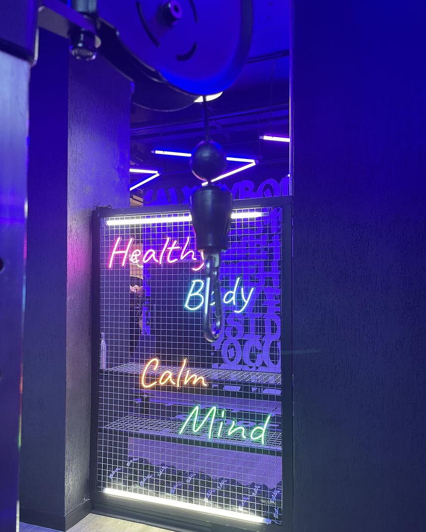 Neon com as palavras Healthy Body, Calm Mind